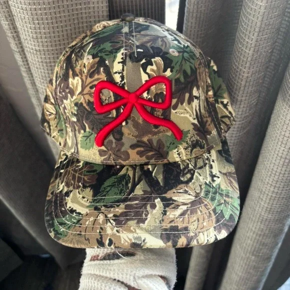 Camo trucker hat with red bow - Picture 1 of 3